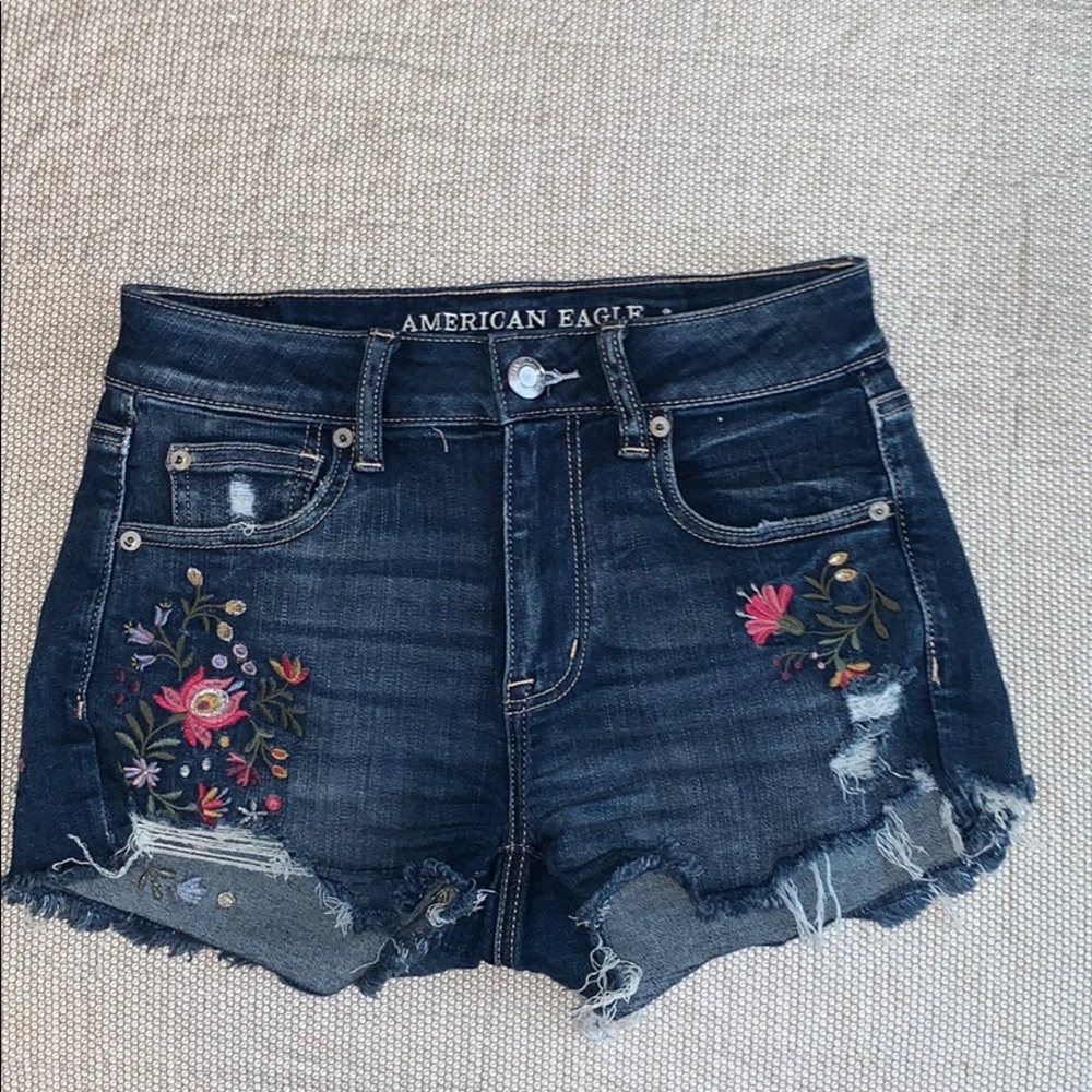 🧚🏼‍♀️AE Ripped floral Denim Shorts